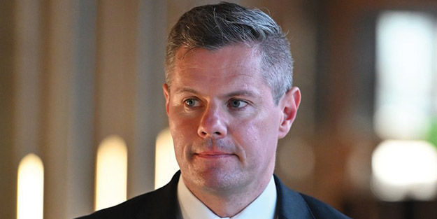 Ülkeyi sarsan gelişme! 16 yaşındaki çocukla mesajlaşan bakan istifa etti