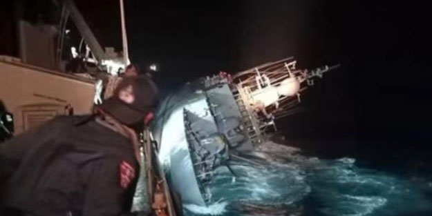 Ülkeyi sarsan olay! Savaş gemisi battı! Kayıp onlarca askeri arıyorlar
