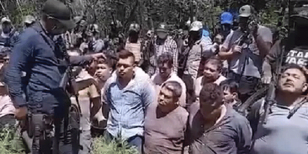 Ülkeyi sarsan vahşet! İnfaz ettikleri adamları devlet binasının önüne attılar