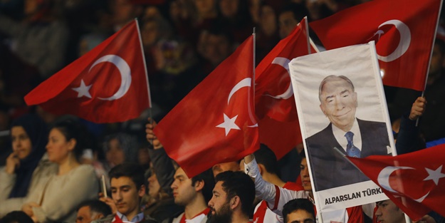 Ülkücüler de salondaki yerini aldı