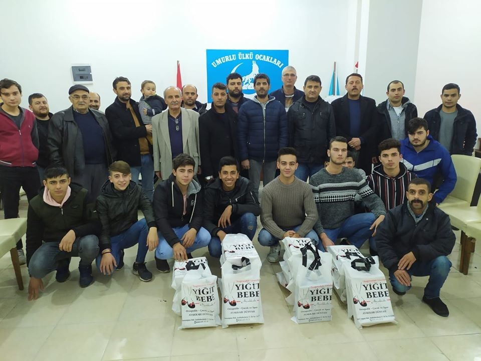 Ülkücüler ihtiyaç sahibi çocukları sevindirdi 