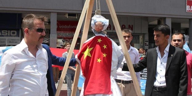 Ülkücüler Mao'yu astı!