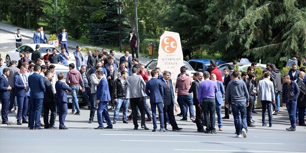Ülkücüler Türkeş'in kabrini kapattı!