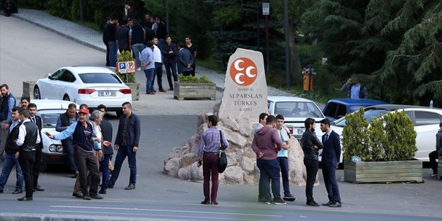 Ülkücüler Türkeş'in mezarını kapattı