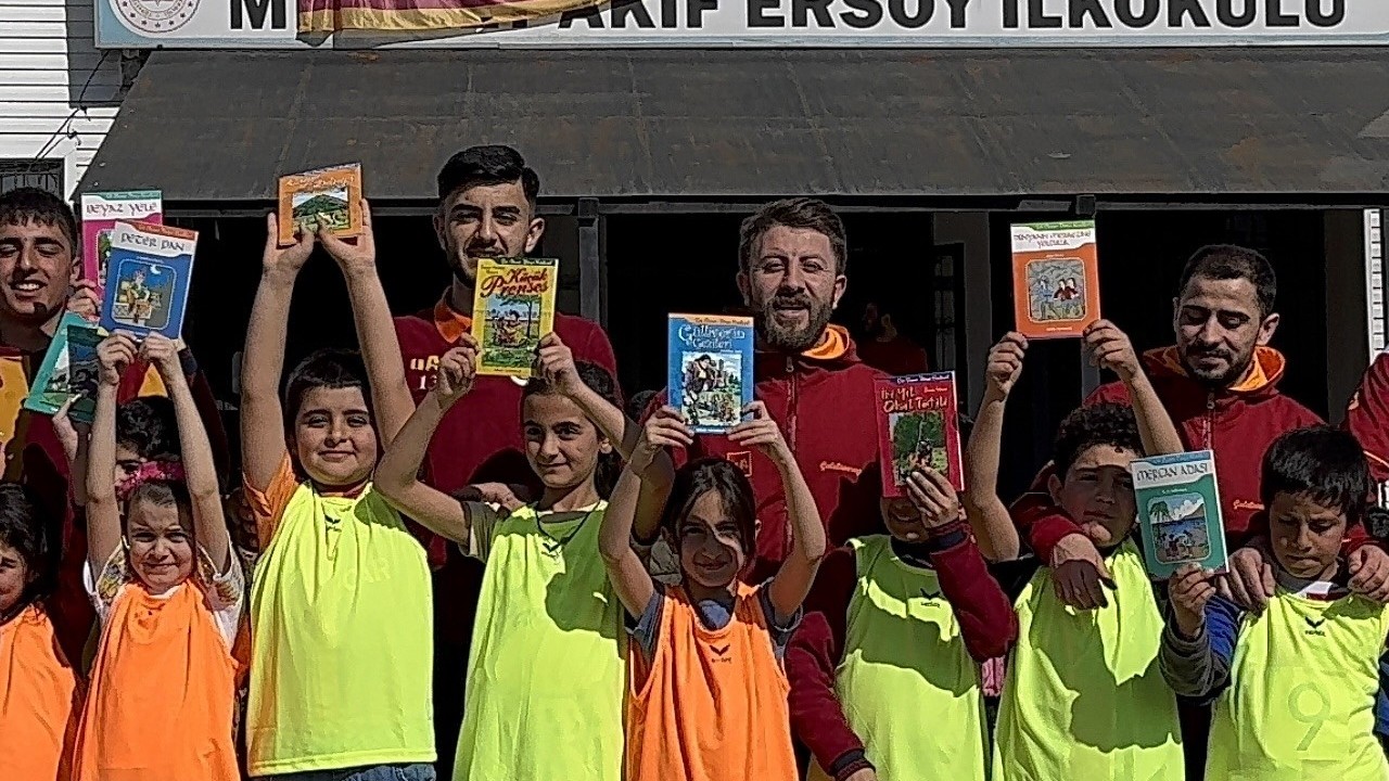 Ultra Aslan Tatvan’dan Öğrencilere Kitap ve Spor Malzemesi Desteği