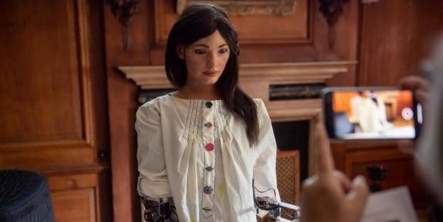 Ultra gerçekçi robot Ai-Da, Mısır ile İngiltere'yi karşı karşıya getirdi! Gerilime neden olan gözaltı