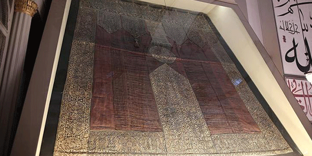 Ulu Cami'deki Kabe örtüsünün altın püskülleri kayıp
