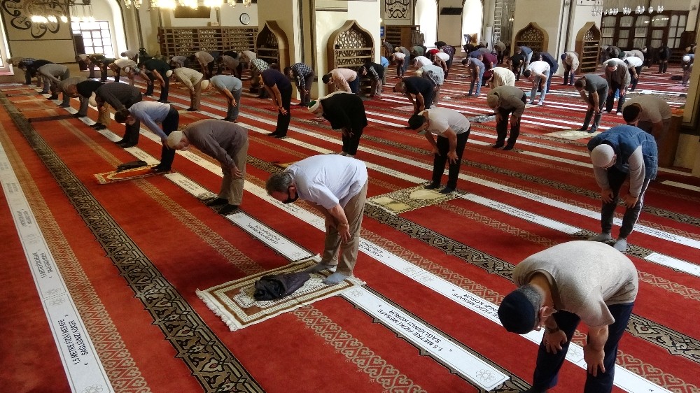 Ulucami’de ilk cuma namazı coşkusu 