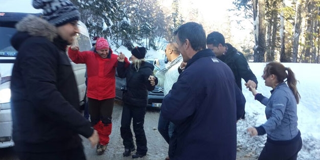 Uludağ'a çıkamayınca yolda horon teptiler
