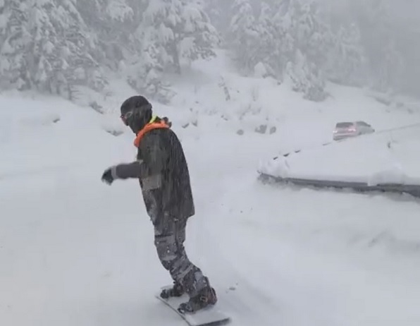 Uludağ'da ilginç görüntüler kaydedildi! Trafikten sıkılan tatilci bakın ne yaptı