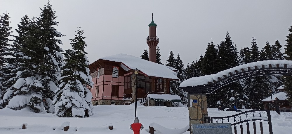 Uludağ’da kar kalınlığı 137 santimetreye ulaştı 