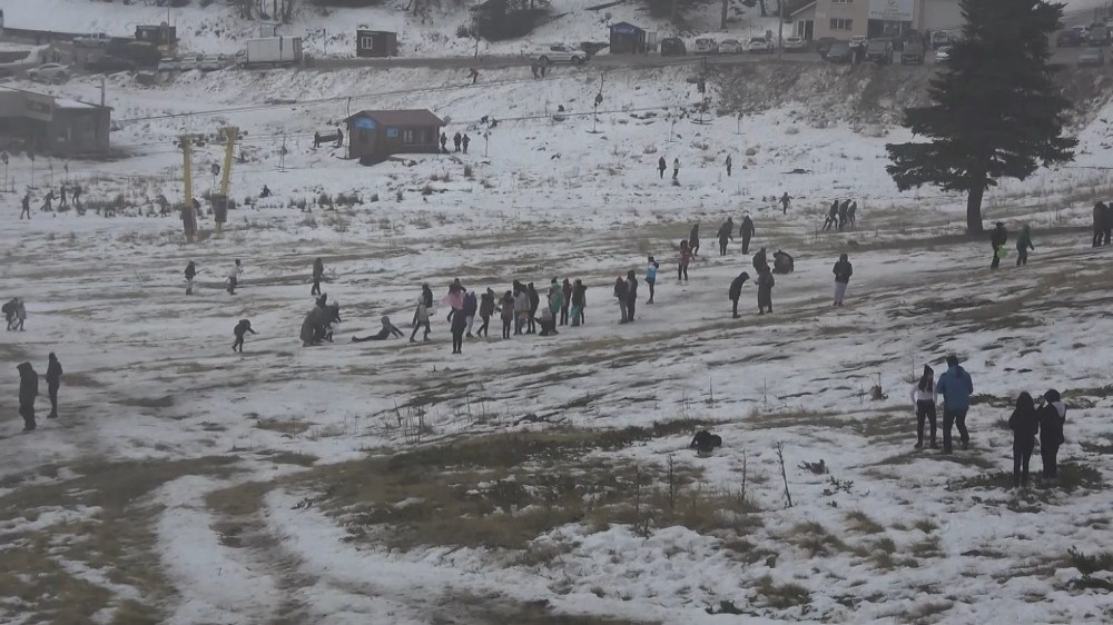 Uludağ’da tatilci çok, kar yok 