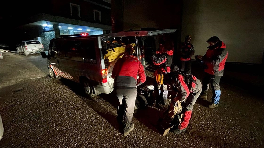 Uludağ'da zirveye doğru yürüyüşe çıkarken mahsur kalan 3 kişiye ulaşıldı