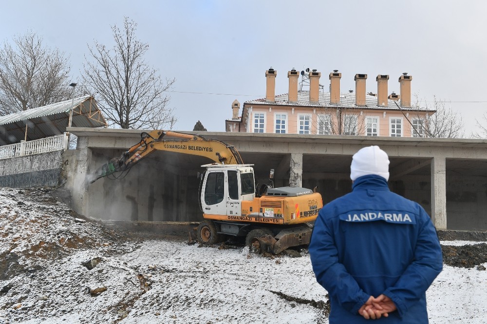 Uludağ’daki restoranın kaçak bölümleri yıkıldı 