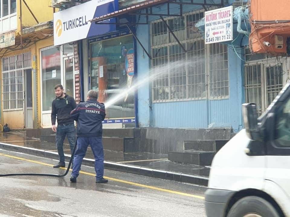 Uludere Belediyesi çarşı ve sokakları tazyikli su ile temizledi 