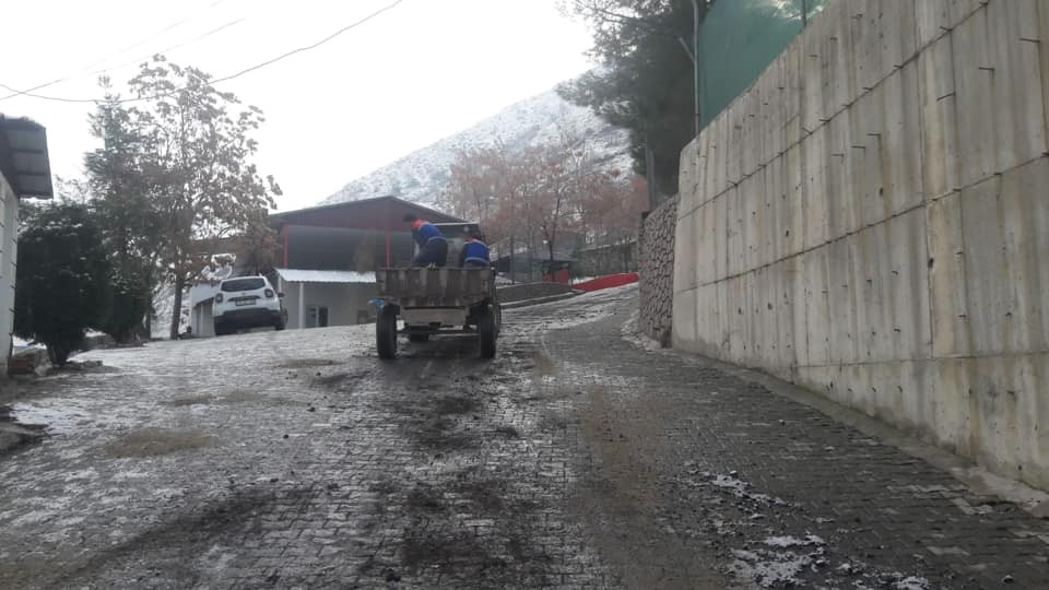 Uludere Belediyesi gizli buzlanmalara karşı tuzlama çalışması yaptı 