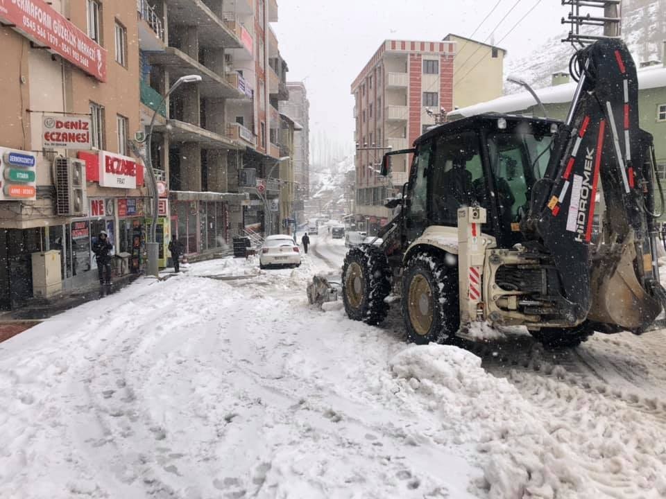 Uludere Belediyesinde karla mücadele çalışmaları sürüyor 
