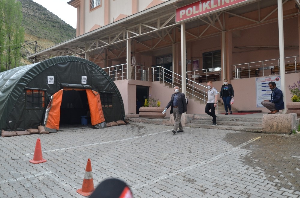 Uludere Kaymakamlığından örnek davranış, taburcu olan hastalar özel araçla evlerine bırakılıyor 