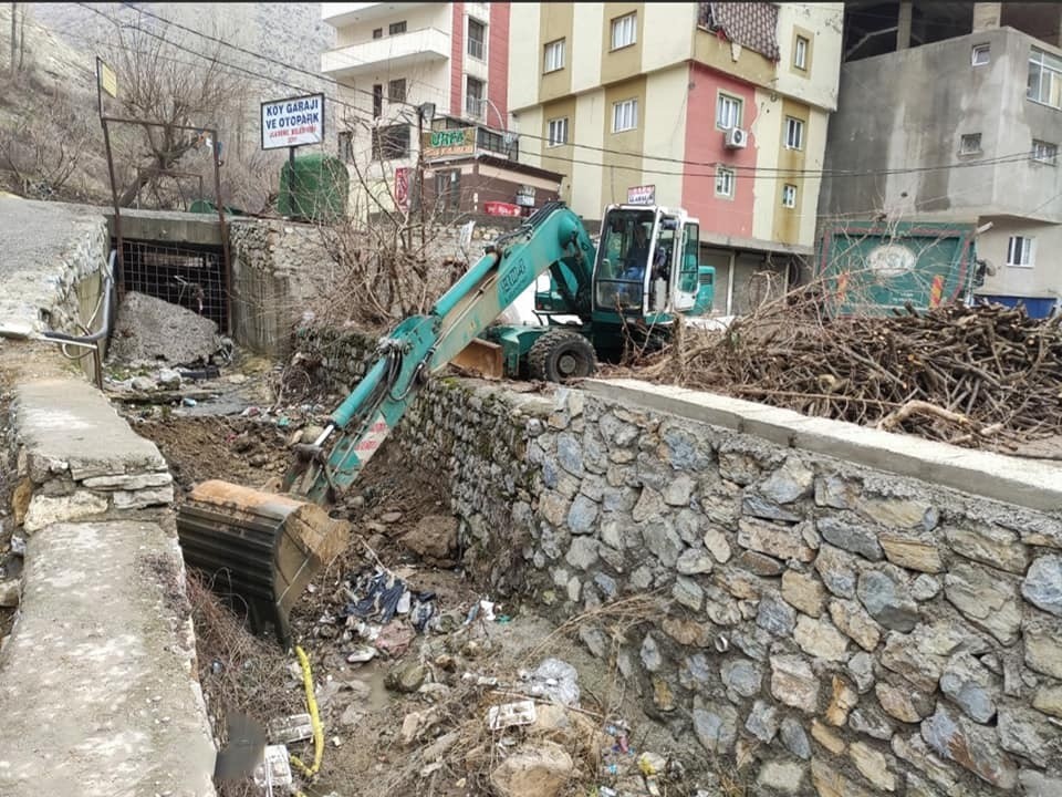 Uludere’de dere temizliği çalışmaları sürüyor 