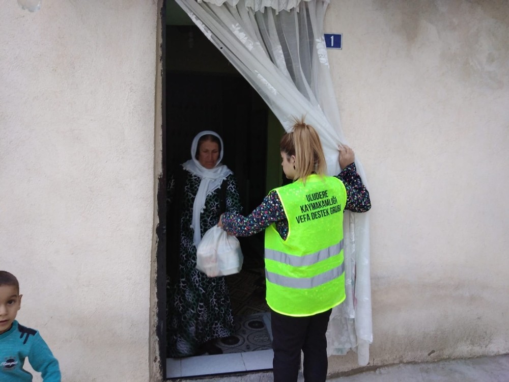 Uludere’de ihtiyaç sahibi ailelere iftar yemeği servisi 