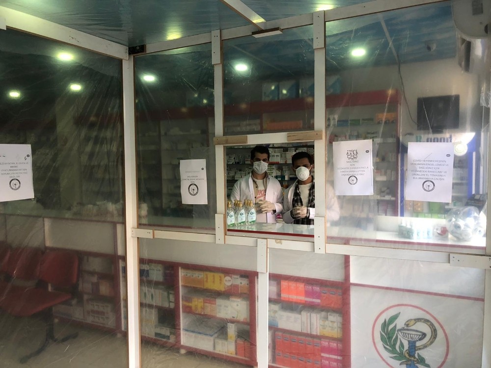 Uludere’deki eczaneden korona virüse karşı naylonlu önlem 