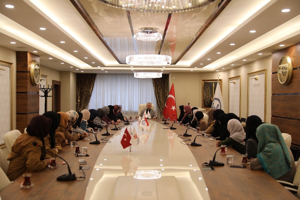 ‘Uluslararası İlahiyat Fakültesi’ öğrencilerinden İl Müftüsü Güven’e ziyaret 