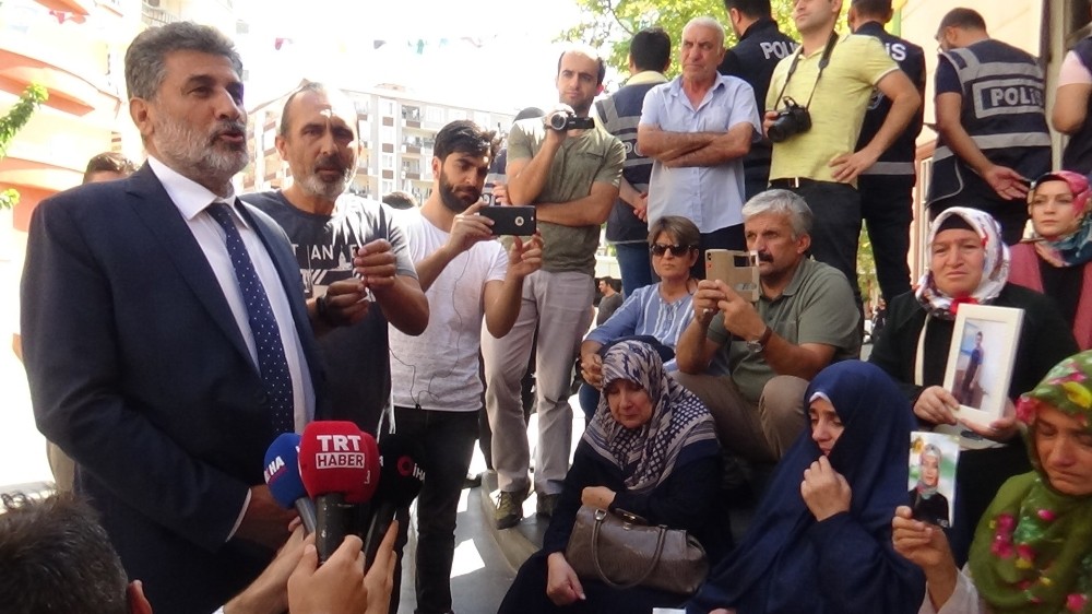 Uluslararası İnsan Hakları Derneğinden HDP önünde eylem yapan ailelere destek 