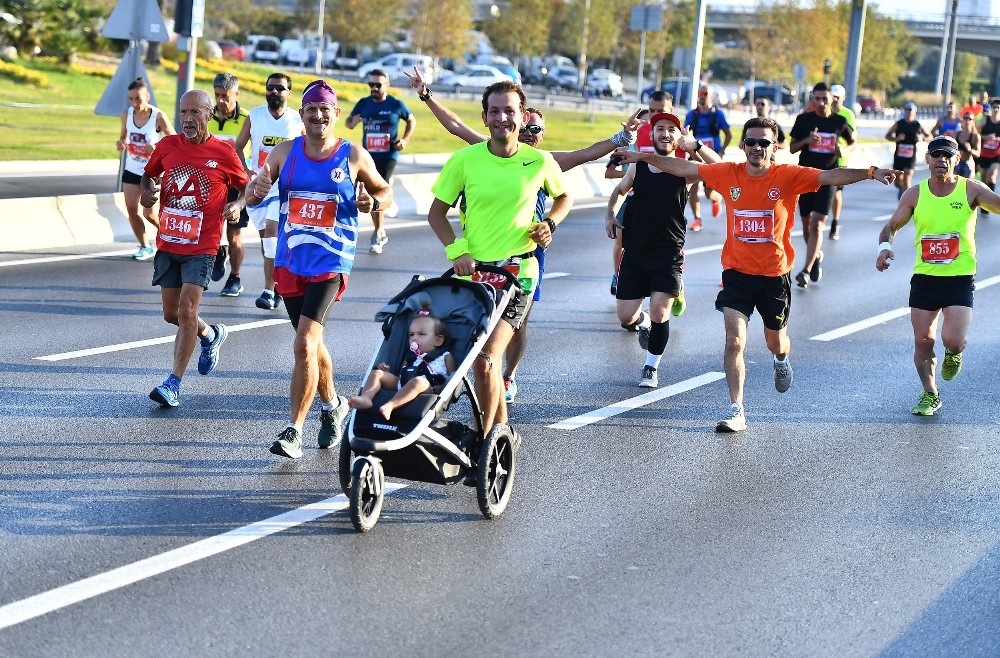 Uluslararası İzmir Yarı Maratonu renkli görüntülere sahne oldu 