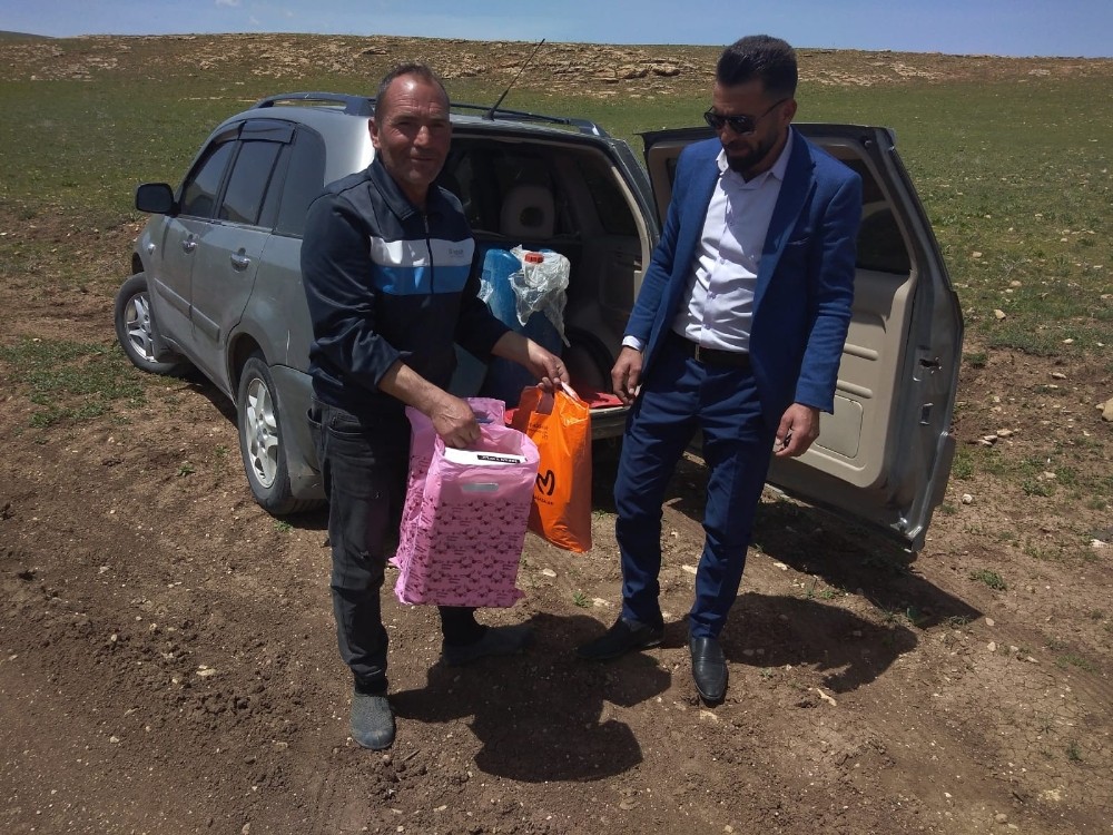 Uluslararası Mazlumların Derneği’den çobanlara giyim ve ayakkabı yardımı 