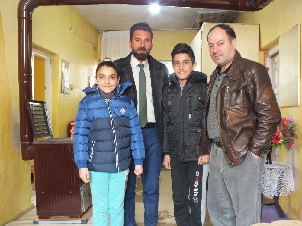 Uluslararası Mazlumların Derneği’den çocuklara mont ve ayakkabı yardımı 