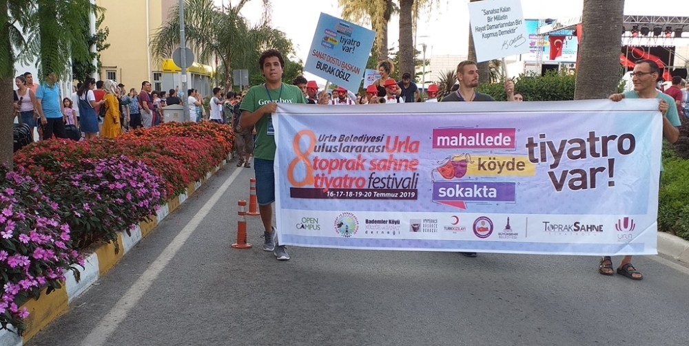 Uluslararası Urla Tiyatro Festivali renkli başladı 