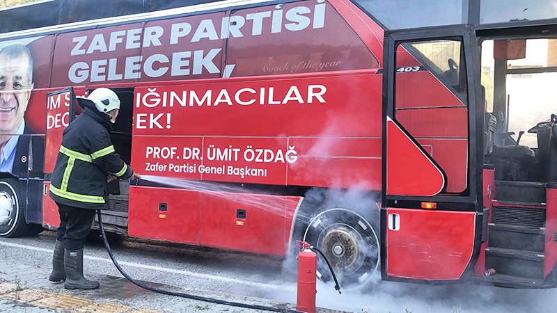 Ümit Özdağ'ın otobüsünde korkutan yangın