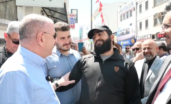Ümit Özdağ’ın Suriyeli sığınmacı ile diyaloğu olay oldu! "Tayyip seçimi kazanacak, seninle beraber Suriye’ye gideceğiz"