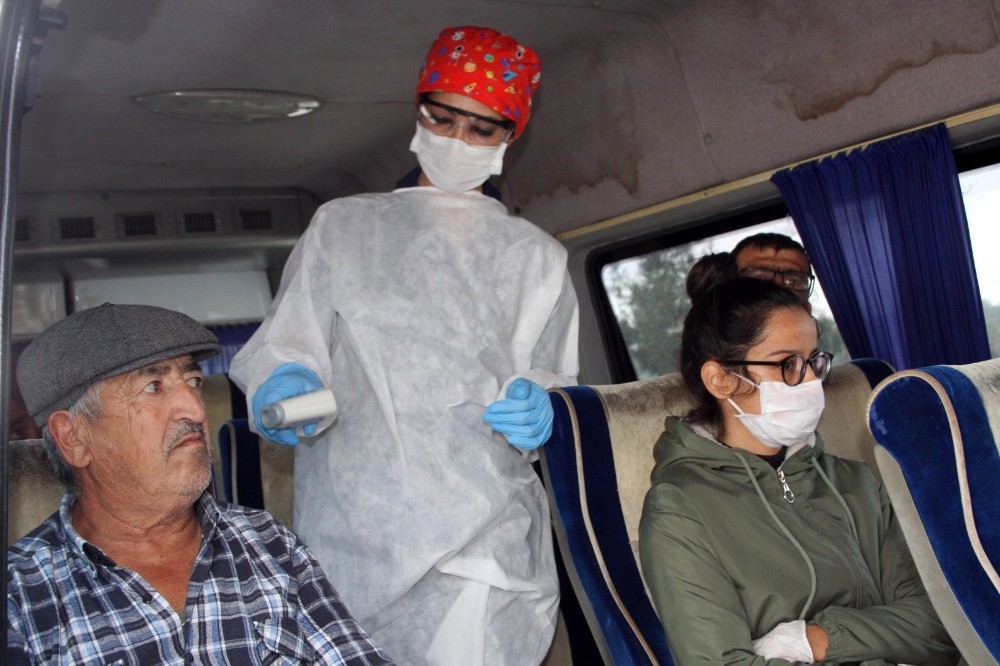 UMKE görevlileri güvenlik kontrol noktalarında vatandaşların ateşini ölçüyor 