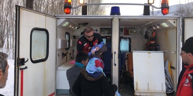 UMKE köylerde mahsur kalan 2 hasta bebek için karlı dağları aştı