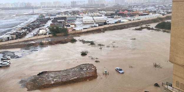 Umman'da Şahin fırtınası: 1 çocuk öldü