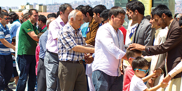 Ümmetin çocukları Hacıbayram’da bayramlaştı