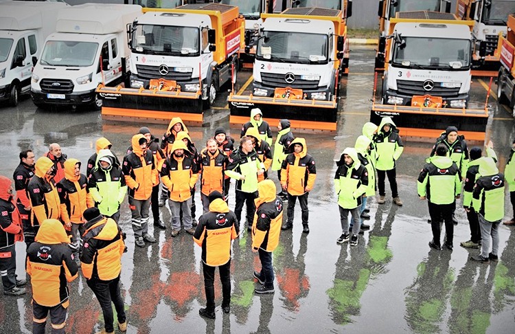Ümraniye Belediyesi ekipleri kar mesaisine başladı