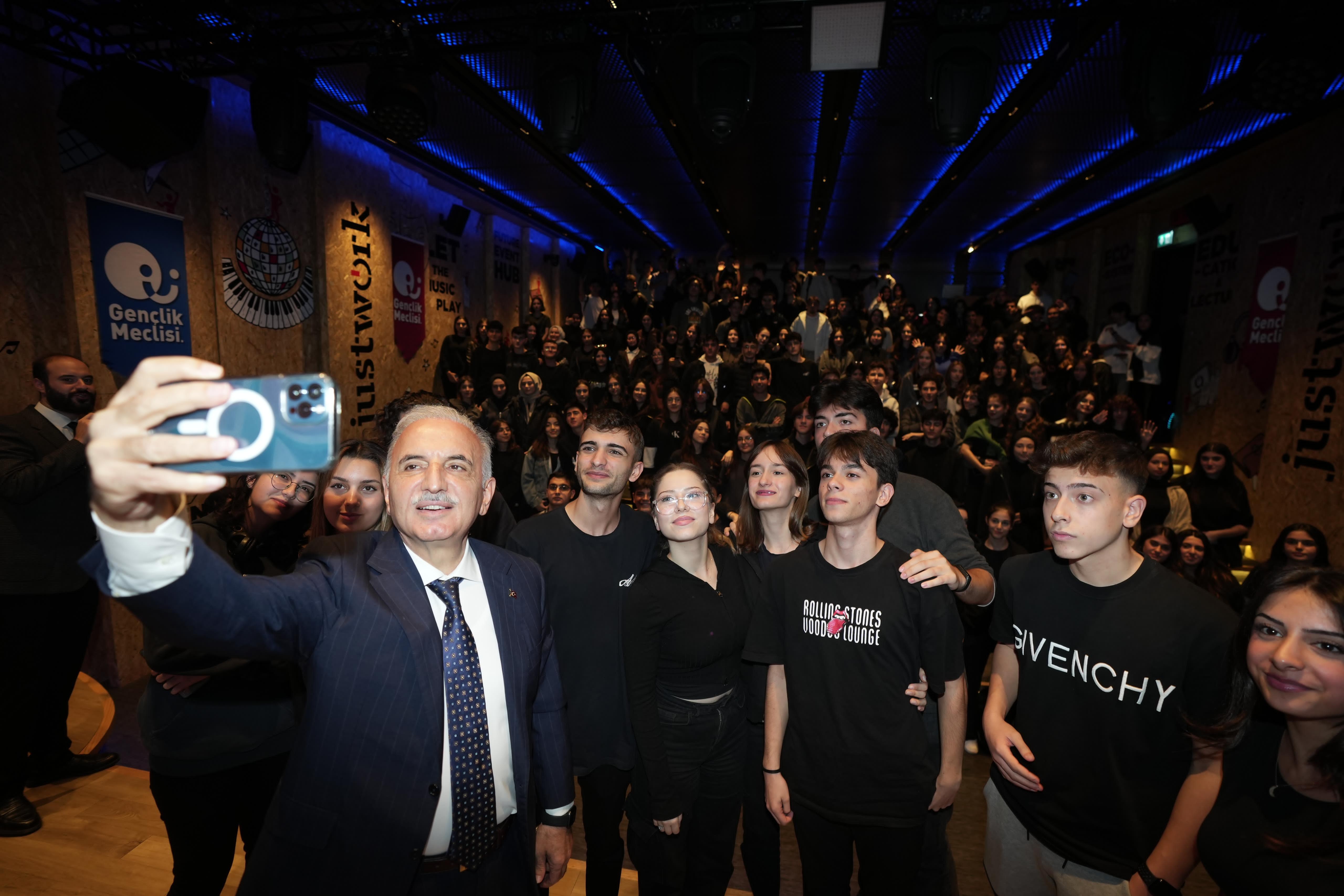 Ümraniye Belediyesi'nden gençlere 7 bin TL eğitim desteği