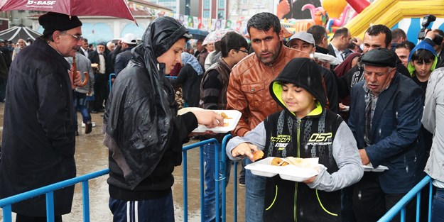 Ümraniye Meydanı Suriyeli muhacirlerin Kültür Şenliğine ev sahipliği yaptı