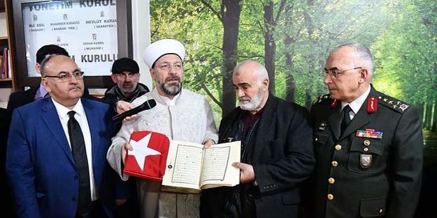 Ümraniye şehidi Mehmethan'ın ailesine Kur'an-ı Kerim ve Türk bayrağı hediye etti