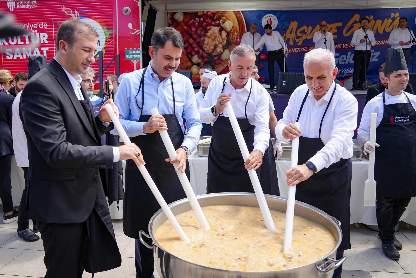 Ümraniye'de 10 bin kişiye aşure ikram edildi