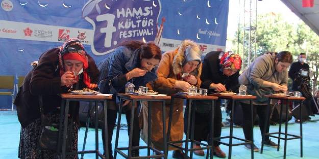 Ümraniye’de '7. Hamsi ve Horon Festivali'nde 10 ton hamsi dağıtıldı