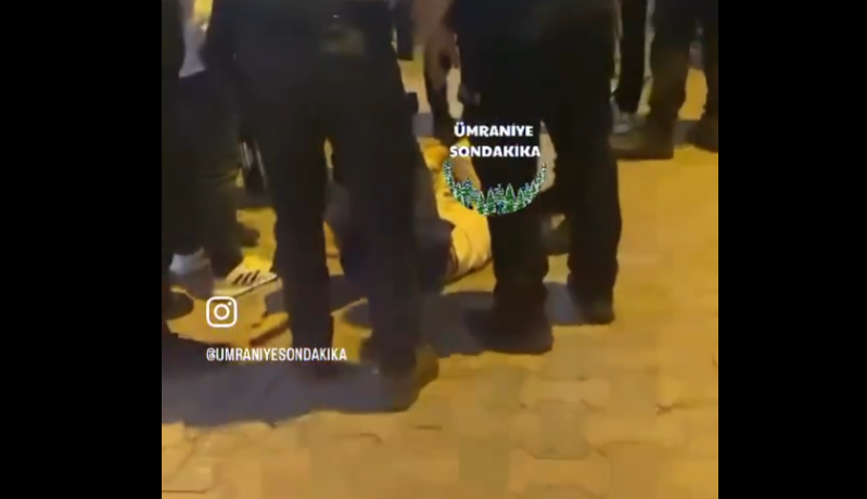 Ümraniye’de alçak saldırı! Kur’an-ı Kerimleri yırtıp camdan attı, vatandaşlar linç etti