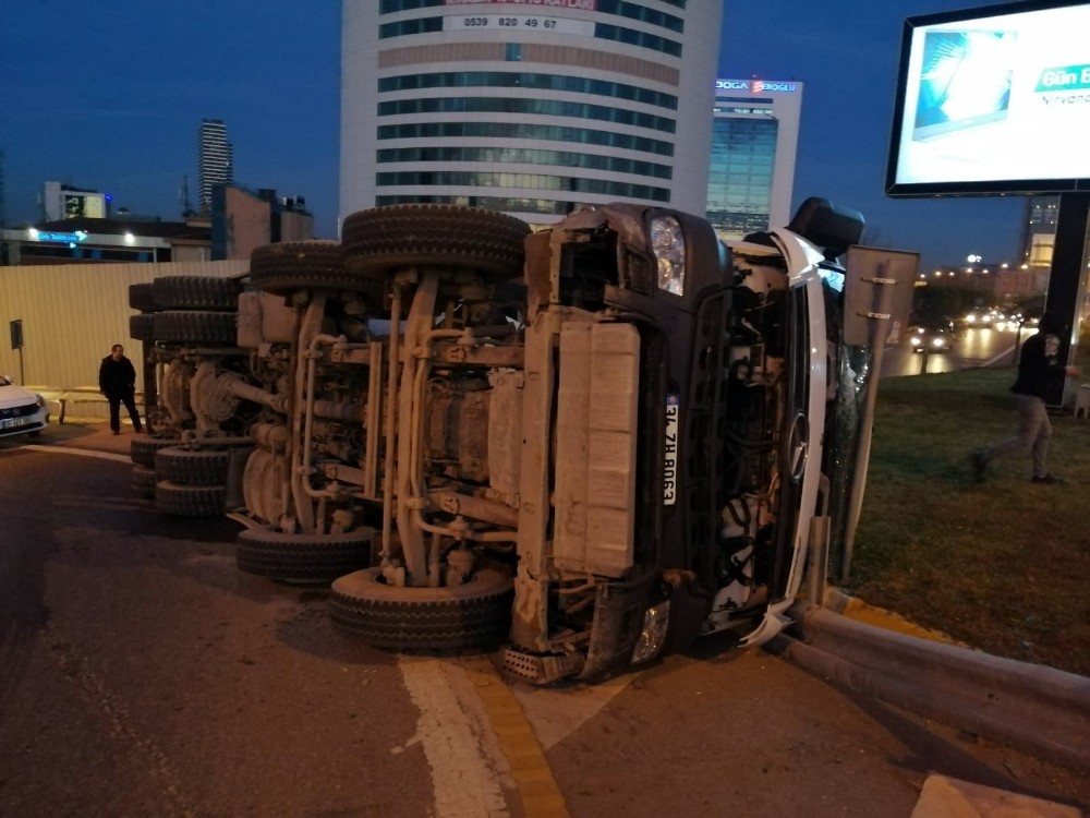 Ümraniye’de beton mikseri yola devrildi 