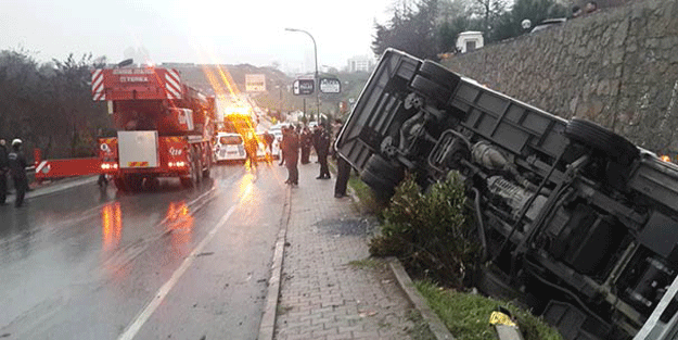 Ümraniye'de çevik kuvvet otobüsü devrildi: Yaralılar var