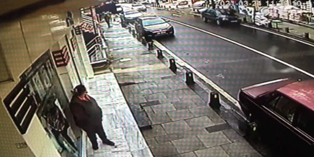 Kaput üstünde metrelerce sürüklendi! Görüntüler dehşete düşürdü