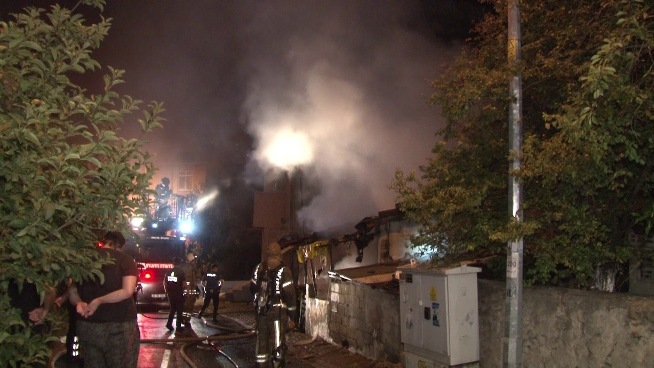 Ümraniye'de gecekondu alev alev yandı