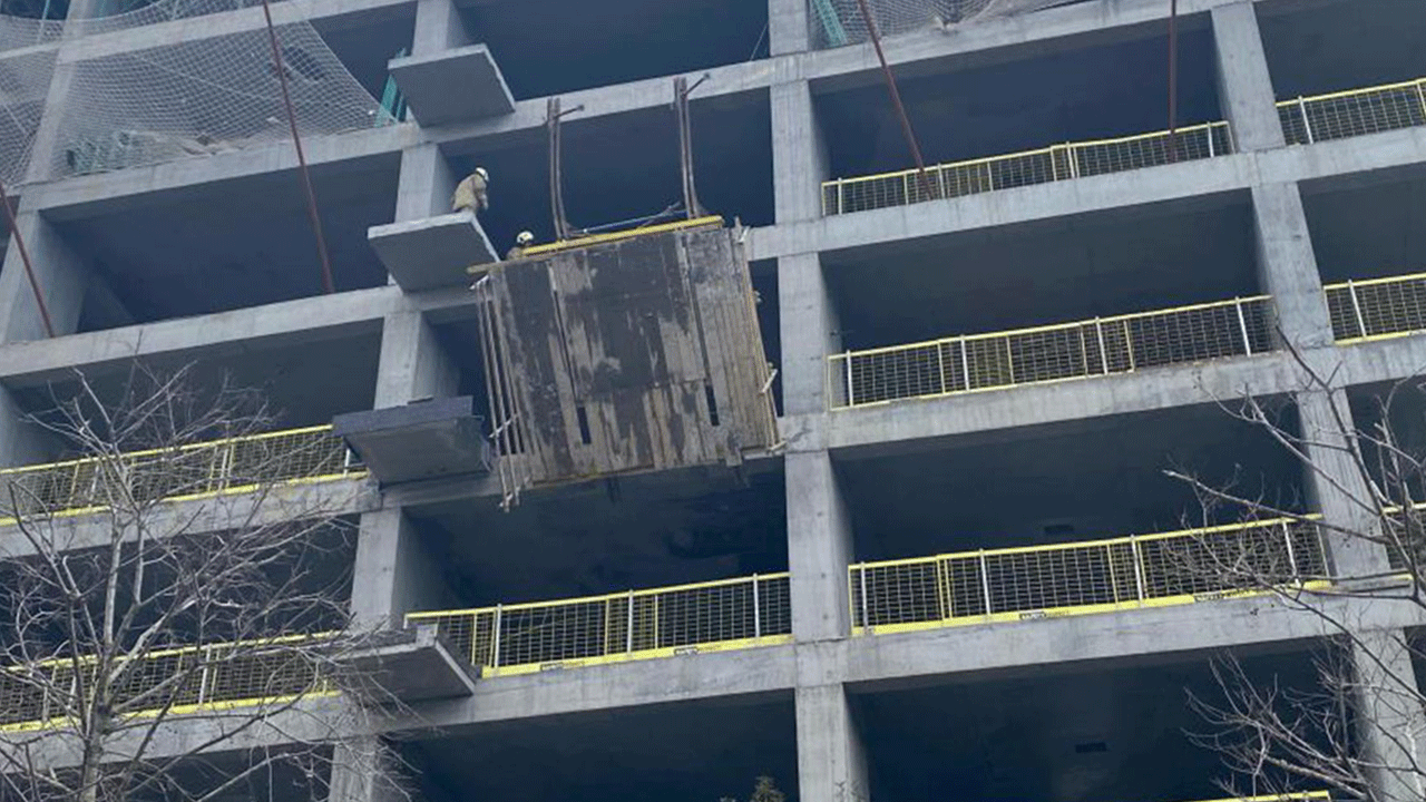 Ümraniye'de inşaat iskelesi çöktü!