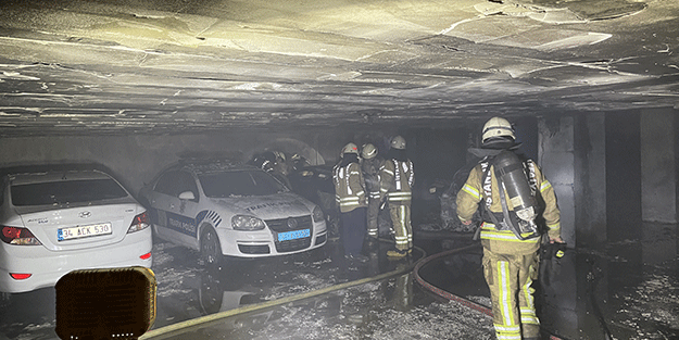 Ümraniye'de kapalı otoparkta çıkan yangında 5 otomobil yandı